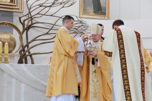 arcybiskup jędraszewski w czasie mszy krzyżma